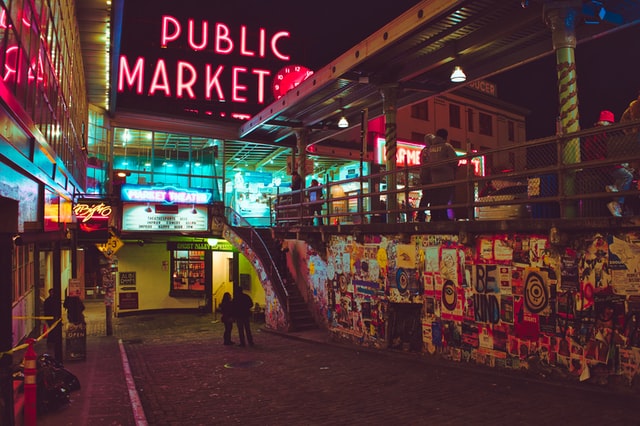 visual of pike place market in seattle